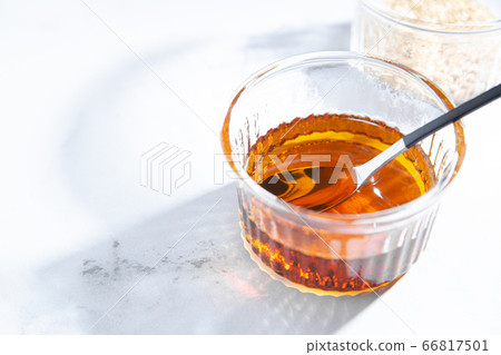 麻油和芝麻。食用和美容油。 麻油和芝麻。食用和美容油。 66817501