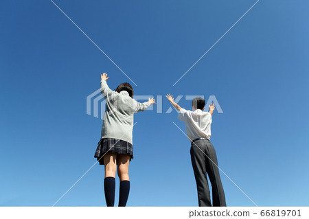 男性和女性高中學生前往藍天,有一百萬歲 男性和女性高中學生前往藍天,有一百萬歲 66819701