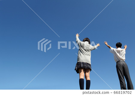 男性和女性高中學生前往藍天，有一百萬歲 66819702