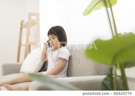 3歲的孩子用智能手機打電話 66820774