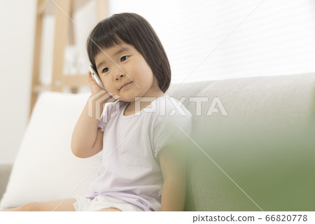 3歲的孩子用智能手機打電話 66820778