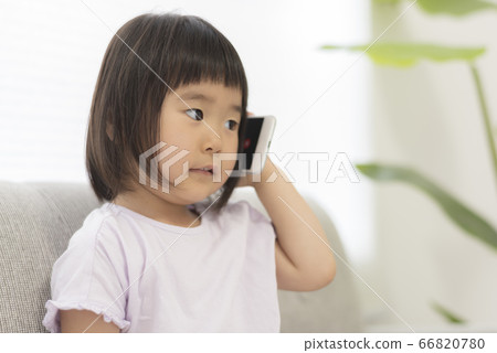3歲的孩子用智能手機打電話 66820780