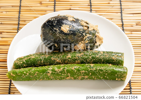 米糠用水醃製,米糠醃製黃瓜。背景,百葉窗。 米糠用水醃製,米糠醃製黃瓜。背景,百葉窗。 66821504