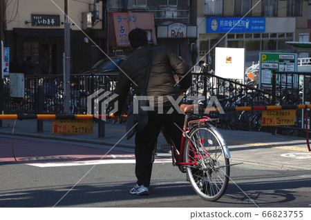 Dangerous behavior of crossing a railroad crossing gate (in Tokyo) 66823755