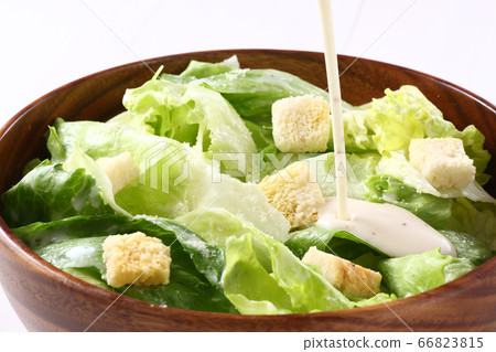 Make caesar salad 66823815