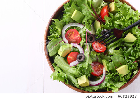 Eat salad 66823928