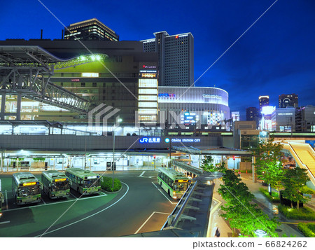 大阪梅田JR大阪站和大阪站巴士總站黃昏 66824262