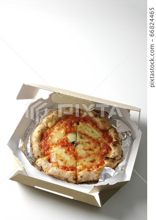 Pizza Margherita delivered freshly delivered pizza (white background) Pizza Margherita delivered freshly delivered pizza (white background) 66824465