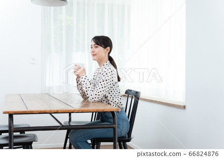 女人坐在家裡喝茶 66824876
