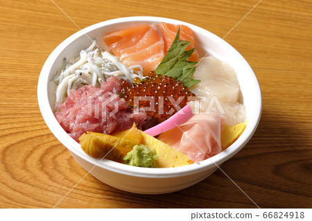 鮭魚，白鮭，鮭魚子，扇貝和金槍魚的多彩海鮮碗 66824918
