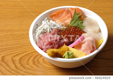 Colorful seafood bowl with salmon, shirasu, salmon roe, scallops and tuna 66824920