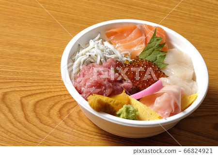 Colorful seafood bowl with salmon, shirasu, salmon roe, scallops and tuna 66824921