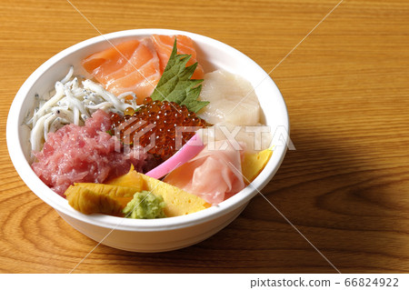 Colorful seafood bowl with salmon, shirasu, salmon roe, scallops and tuna 66824922