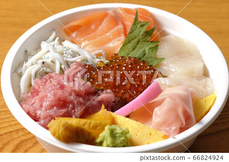 鮭魚，白鮭，鮭魚子，扇貝和金槍魚的多彩海鮮碗 66824924
