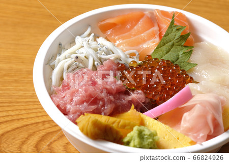 Colorful seafood bowl with salmon, shirasu, salmon roe, scallops and tuna 66824926