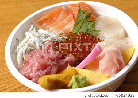 Colorful seafood bowl with salmon, shirasu, salmon roe, scallops and tuna 66824928
