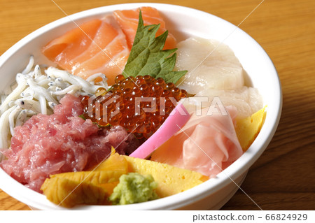 Colorful seafood bowl with salmon, shirasu, salmon roe, scallops and tuna 66824929