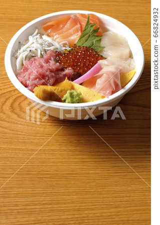 Colorful seafood bowl with salmon, shirasu, salmon roe, scallops and tuna 66824932