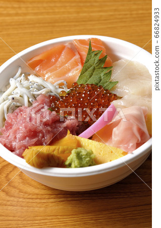 Colorful seafood bowl with salmon, shirasu, salmon roe, scallops and tuna 66824933
