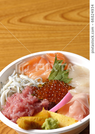 Colorful seafood bowl with salmon, shirasu, salmon roe, scallops and tuna 66824934