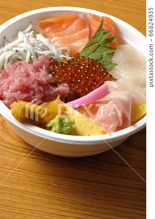 Colorful seafood bowl with salmon, shirasu, salmon roe, scallops and tuna 66824935