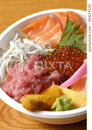 Colorful seafood bowl with salmon, shirasu, salmon roe, scallops and tuna 66824936