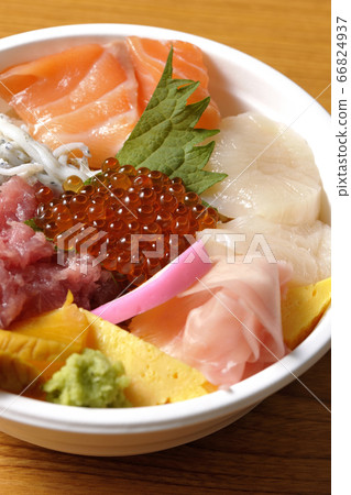 Colorful seafood bowl with salmon, shirasu, salmon roe, scallops and tuna 66824937