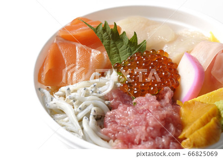 Colorful seafood bowl with salmon, shirasu, salmon roe, scallops and tuna (white background) Colorful seafood bowl with salmon, shirasu, salmon roe, scallops and tuna (white background) 66825069