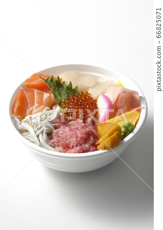 Colorful seafood bowl with salmon, shirasu, salmon roe, scallops and tuna (white background) 66825071