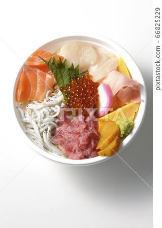 一個生動的海鮮碗(白色背景),上面放著鮭魚,白鮭,鮭魚卵和金槍魚 一個生動的海鮮碗(白色背景),上面放著鮭魚,白鮭,鮭魚卵和金槍魚 66825229