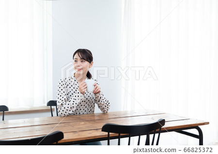 女人在家裡喝茶 女人在家裡喝茶 66825372