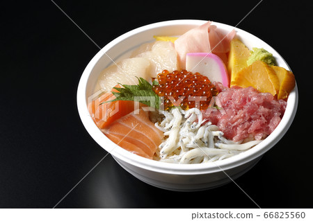 五顏六色的海鮮碗，上面放著鮭魚，白鮭，鮭魚子，扇貝和金槍魚（黑色背景） 66825560