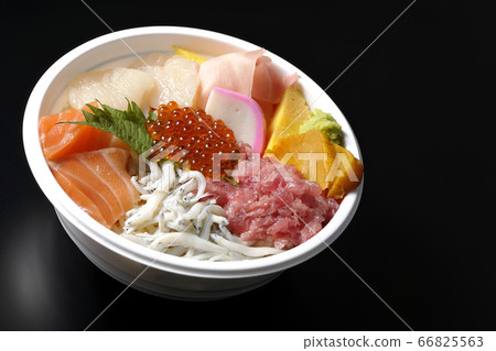 五顏六色的海鮮碗,上面放著鮭魚,白鮭,鮭魚子,扇貝和金槍魚(黑色背景) 五顏六色的海鮮碗,上面放著鮭魚,白鮭,鮭魚子,扇貝和金槍魚(黑色背景) 66825563