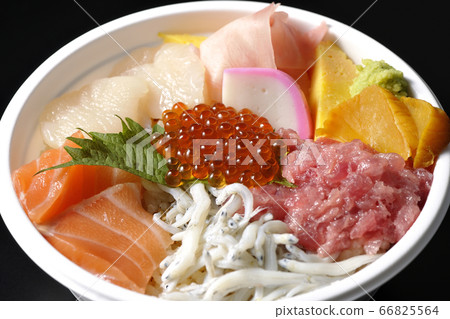 五顏六色的海鮮碗,上面放著鮭魚,白鮭,鮭魚子,扇貝和金槍魚(黑色背景) 五顏六色的海鮮碗,上面放著鮭魚,白鮭,鮭魚子,扇貝和金槍魚(黑色背景) 66825564