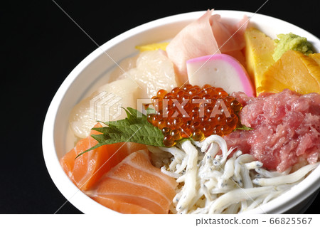 五顏六色的海鮮碗,上面放著鮭魚,白鮭,鮭魚子,扇貝和金槍魚(黑色背景) 五顏六色的海鮮碗,上面放著鮭魚,白鮭,鮭魚子,扇貝和金槍魚(黑色背景) 66825567