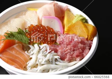 五顏六色的海鮮碗,上面放著鮭魚,白鮭,鮭魚子,扇貝和金槍魚(黑色背景) 五顏六色的海鮮碗,上面放著鮭魚,白鮭,鮭魚子,扇貝和金槍魚(黑色背景) 66825568