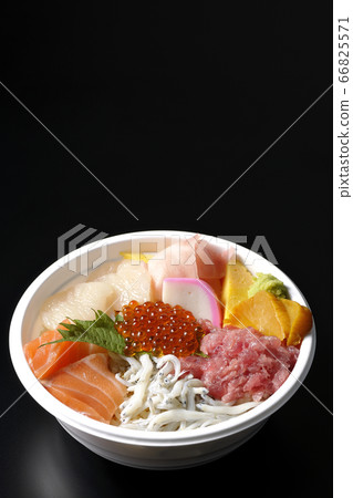 五顏六色的海鮮碗，上面放著鮭魚，白鮭，鮭魚子，扇貝和金槍魚（黑色背景） 66825571