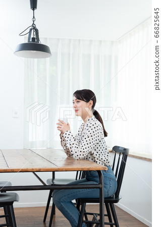 女人在家裡喝茶 66825645
