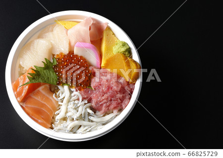Colorful seafood bowl with salmon, shirasu, salmon roe, scallop and tuna (black background, bird's eye view) 66825729