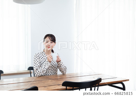 女人在家裡喝茶 女人在家裡喝茶 66825815