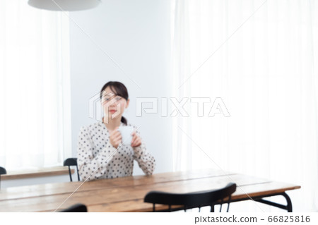女人在家裡喝茶 女人在家裡喝茶 66825816