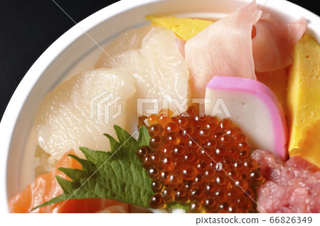 鮭魚，扇貝，鮭魚子和金槍魚海鮮碗 66826349