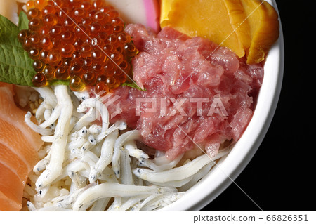 Seafood bowl with salmon, shirasu, tuna and salmon roe 66826351