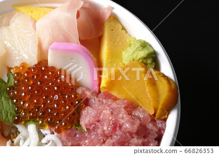 Seafood bowl with shirasu, scallop, salmon roe, and tuna 66826353