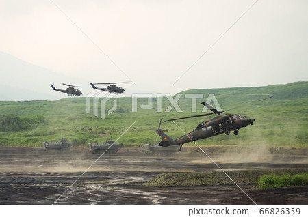 支持黑鷹登陸的眼鏡蛇(UH-60JA AH-1S) 支持黑鷹登陸的眼鏡蛇(UH-60JA AH-1S) 66826359