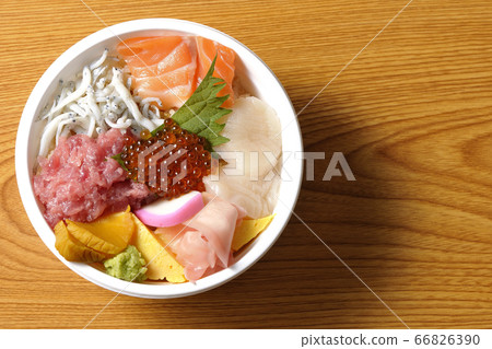 五顏六色的海鮮碗,上面放著鮭魚,白鮭,鮭魚子,扇貝和金槍魚(頂視圖) 五顏六色的海鮮碗,上面放著鮭魚,白鮭,鮭魚子,扇貝和金槍魚(頂視圖) 66826390