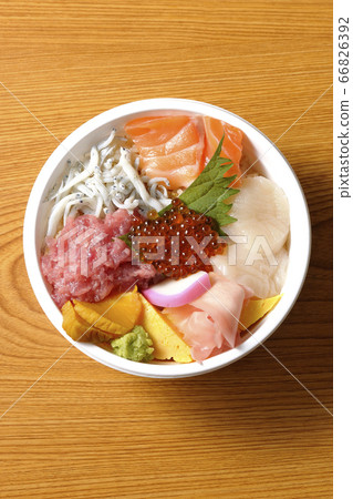 Colorful seafood bowl with salmon, shirasu, salmon roe, scallops and tuna (overhead view) 66826392