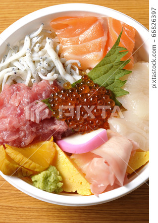 Colorful seafood bowl with salmon, shirasu, salmon roe, scallops and tuna (overhead view) 66826397
