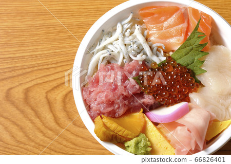 Colorful seafood bowl with salmon, shirasu, salmon roe, scallops and tuna (overhead view) 66826401