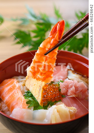 Bowl of rice topped with sashimi Bowl of rice topped with sashimi 66826642